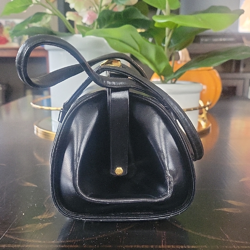 Elegant Black Leather Handbag - Picture 2 of 4